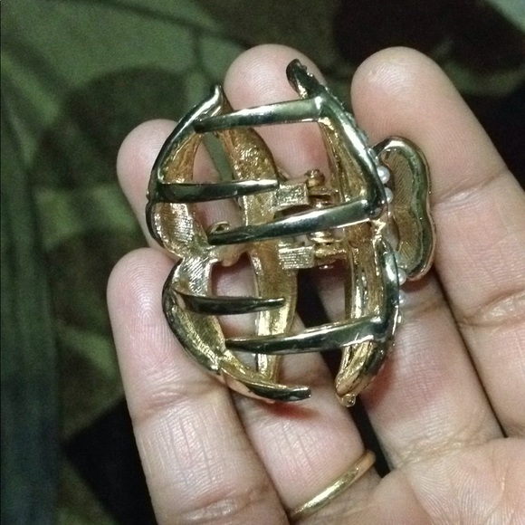 White Rhinestones and pearl gold butterfly clip - Picture 3 of 4